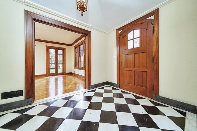 Building Photo - Stunning Tudor-style 4BR/3.5BA home in a prime, unbeatable location!