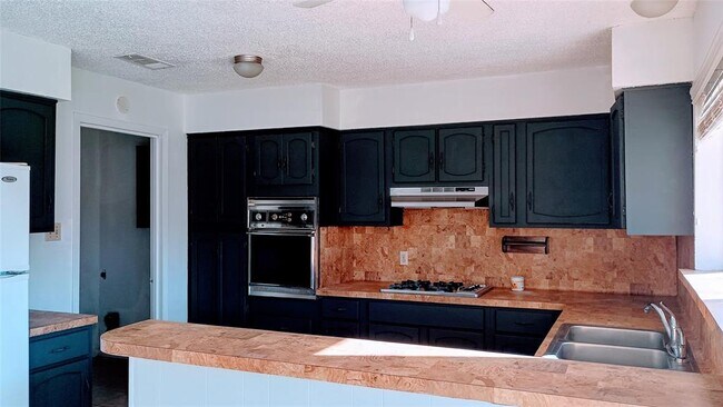 Building Photo - 211 Valley Dr