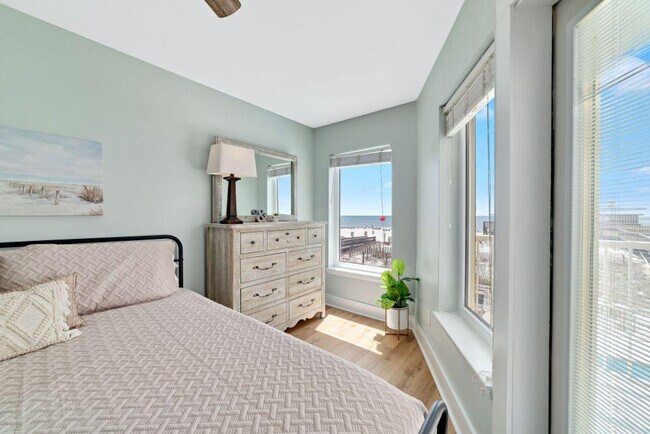 Foto del edificio - 409 E Beach Blvd