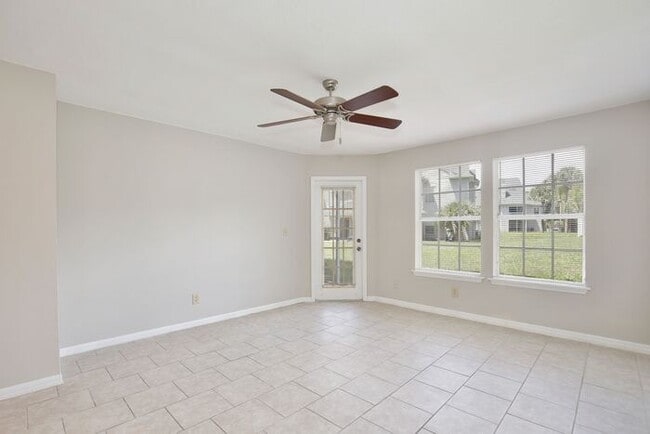 Building Photo - Beautiful 2/2 Cozy Condo with a Covered Pa...