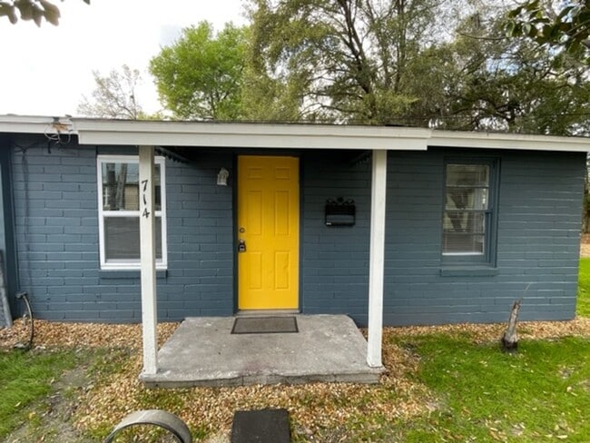 Foto del edificio - Beautiful 2 Bed 1 Bath House In Fifth Ave Neighborhood