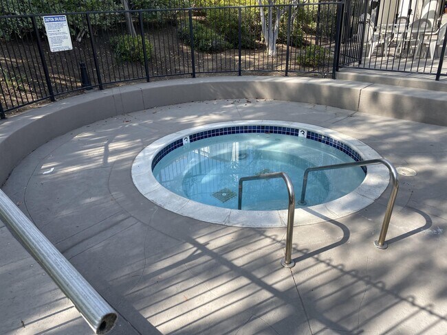 Building Photo - 4608 Villas Dr