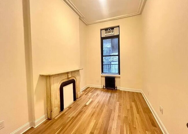 Building Photo - 130 E 29th St