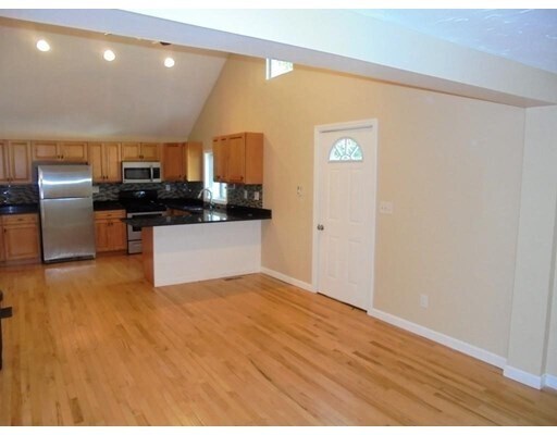 Building Photo - 359 Mansfield St