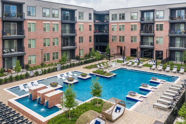 Piscina estilo resort - Ainsley Heights