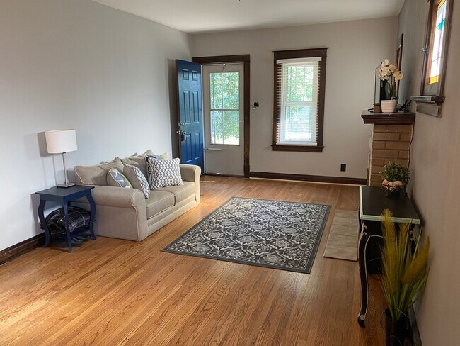 Foto del edificio - Beautiful Renovation in the Desirable South Hampton Neighborhood