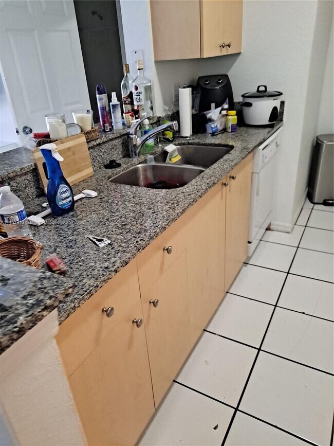 Foto del edificio - 2573 Centergate Dr