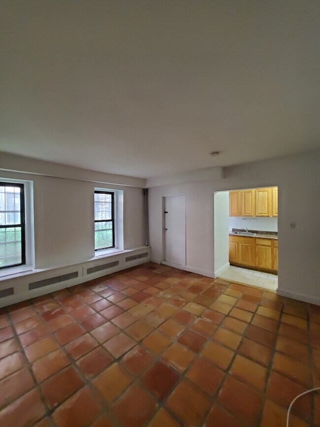 Building Photo - 319 W 92nd St