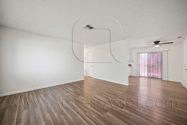 Foto del edificio - Spacious 3 bed/1 bath Corner Home In Hespe...