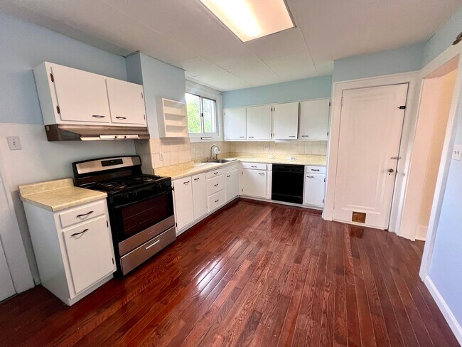 Foto del edificio - Spacious Home - 3 bedroom 1 bath - Squirre...