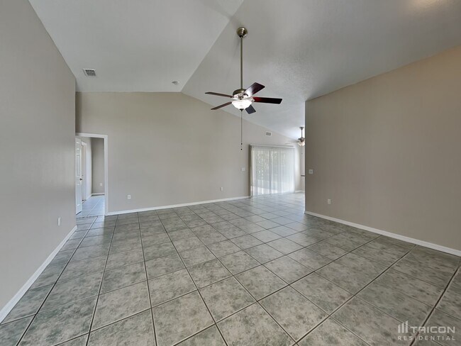Building Photo - 7641 Manor Dr