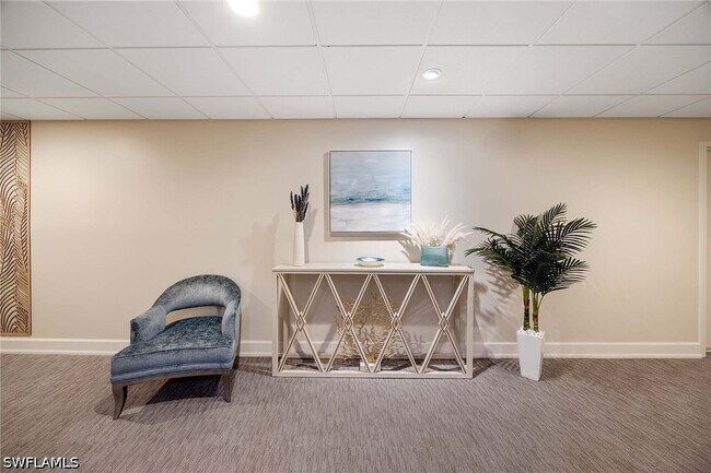 Foto del edificio - 555 Park Shore Dr