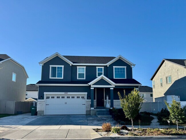 Building Photo - Your Home Is Ready For You!!