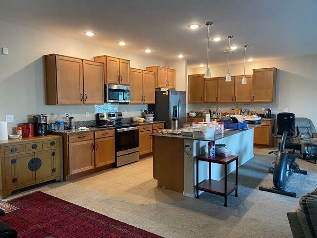 Foto del edificio - STUNNING 6 BEDROOM 3.5 BATH HOME WITH LOFT...