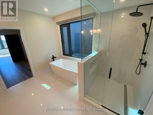 Building Photo - 61 Waywell St