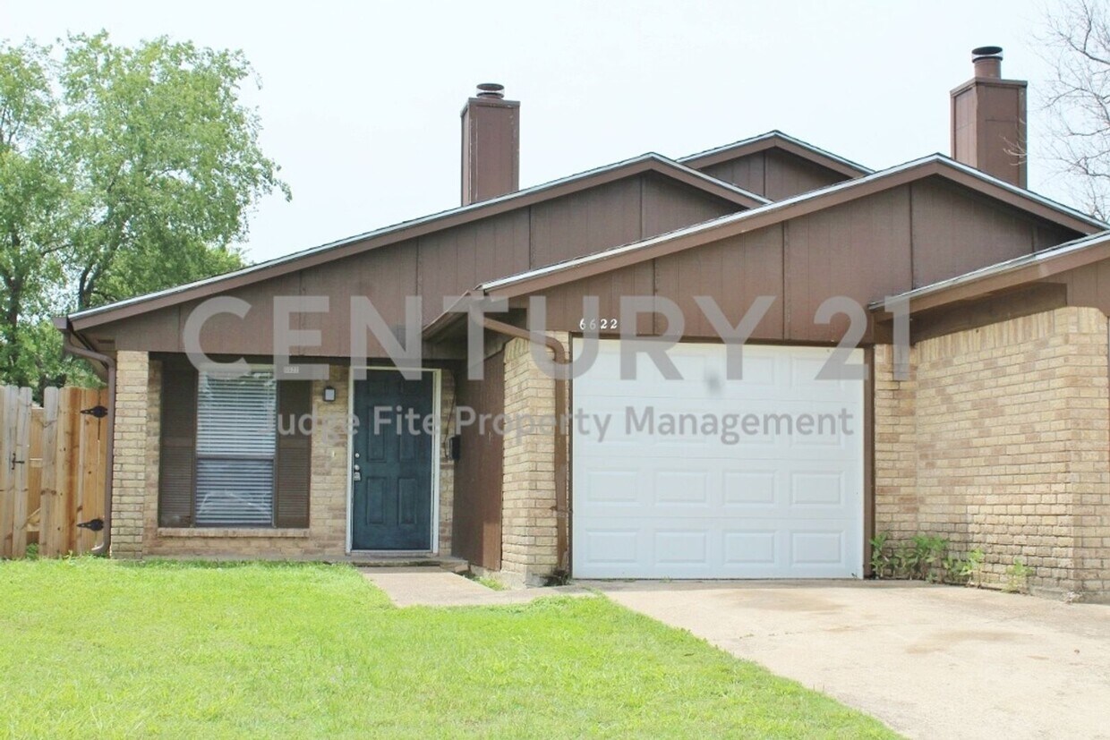 Primary Photo - Nicely Updated 2/2/1 Duplex in Fort Worth ...
