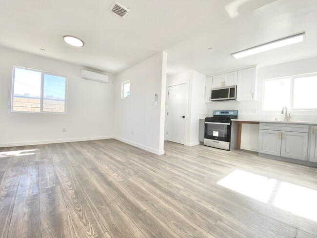 Building Photo - 427 E 112th Street Los Angeles, CA 90061