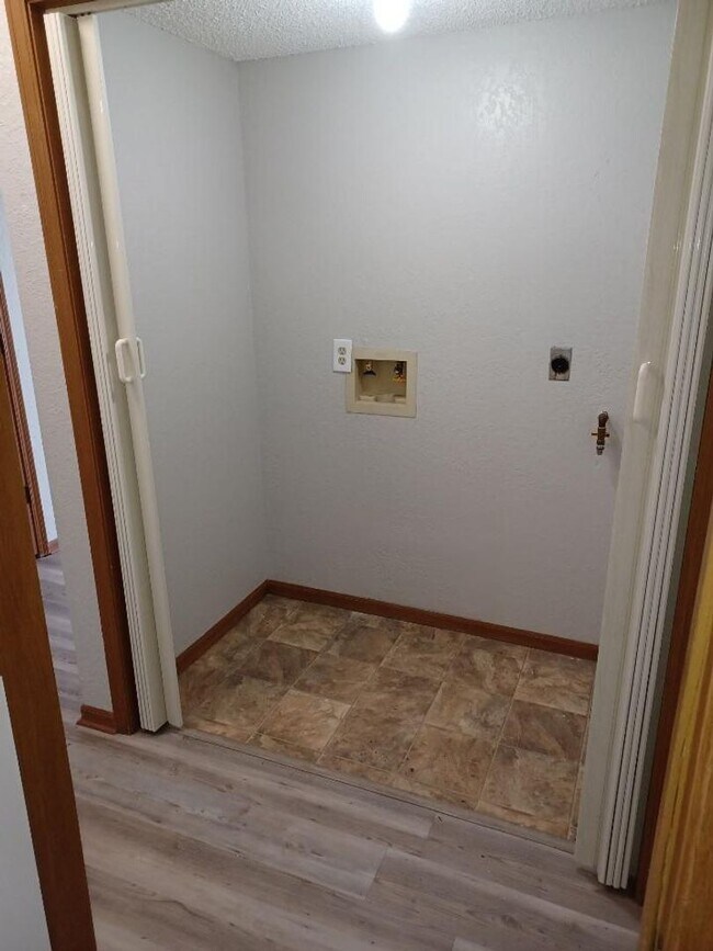 Building Photo - 2 Bedroom Apartment off Wanamaker