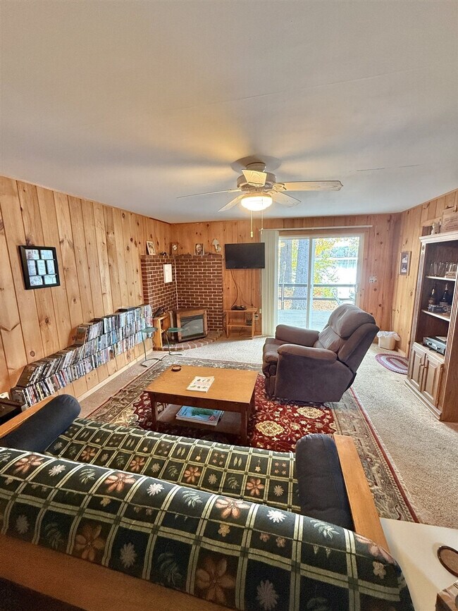 Foto del edificio - 156 Barker Pond Rd