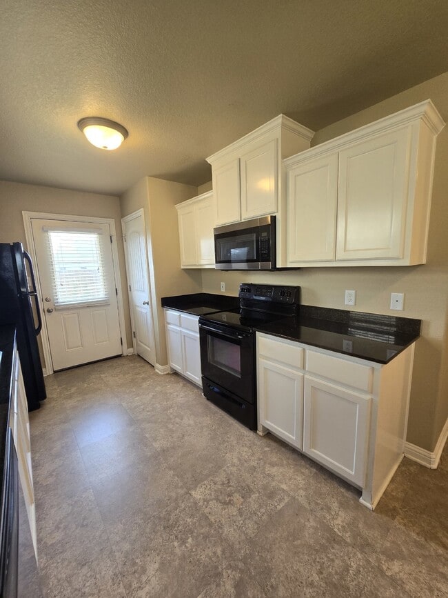 Foto del edificio - Spacious 3 Bedroom, 2 Bath Duplex for Rent...