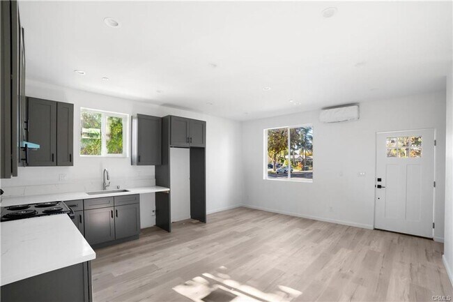 Foto del edificio - Brand new, never-lived-in ADU available for lease in the heart of Winnetka.