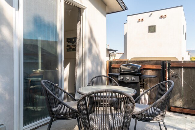 Building Photo - 479 Lawrence Dr