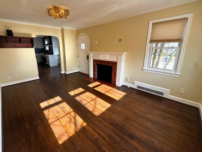 Foto del edificio - Beautiful and Spacious 4BD 2BA Single-Family Home in Arlington Heights