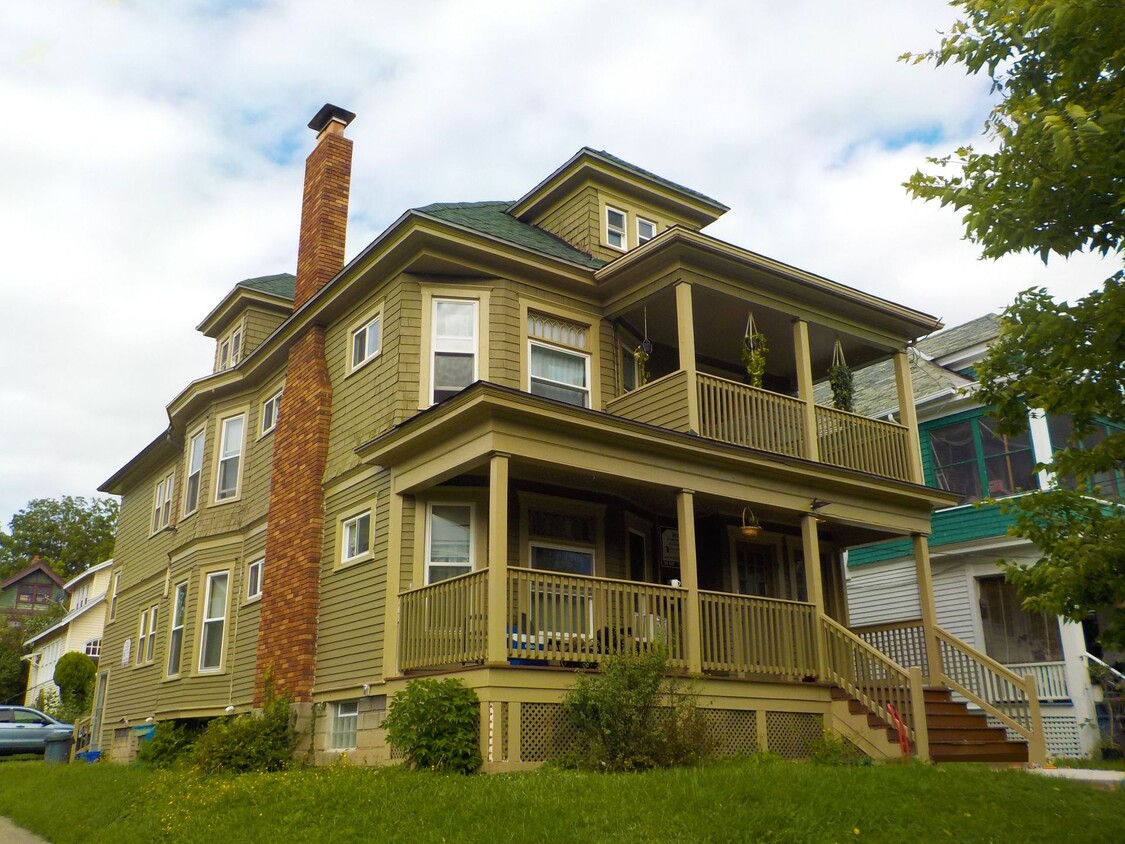 Foto principal - AVAILABLE 8/1/26 - Spacious First Floor Ap...