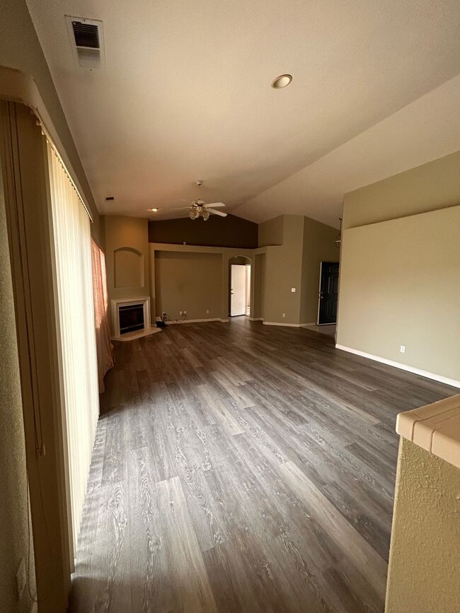 Building Photo - Nice home for rent in Hanford