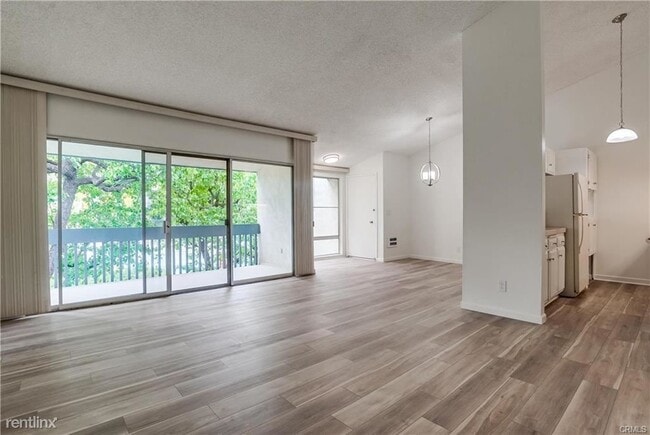 Building Photo - 2 br, 2 bath Condo - 830 Camino Real Unit 202