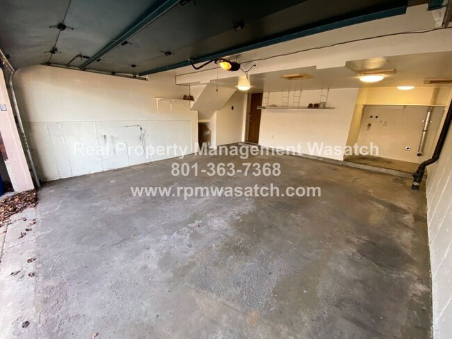 Building Photo - Spacious 3 bedroom, 1.5 bathroom condo in ...