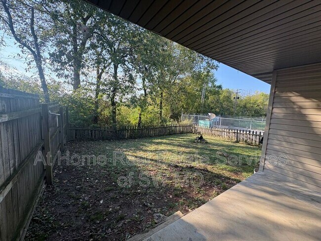 Foto del edificio - 1265 N Westwood Ave