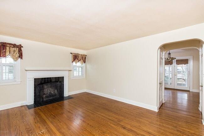Foto del edificio - 4016 Hillsboro Rd