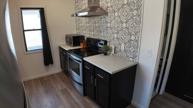 Building Photo - 1420 E 9th St