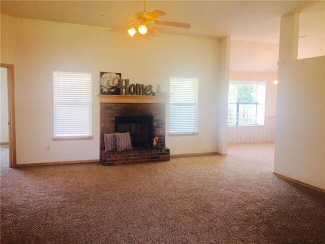 Building Photo - New flooring and paint!  Cute 3 bed, 2 bat...
