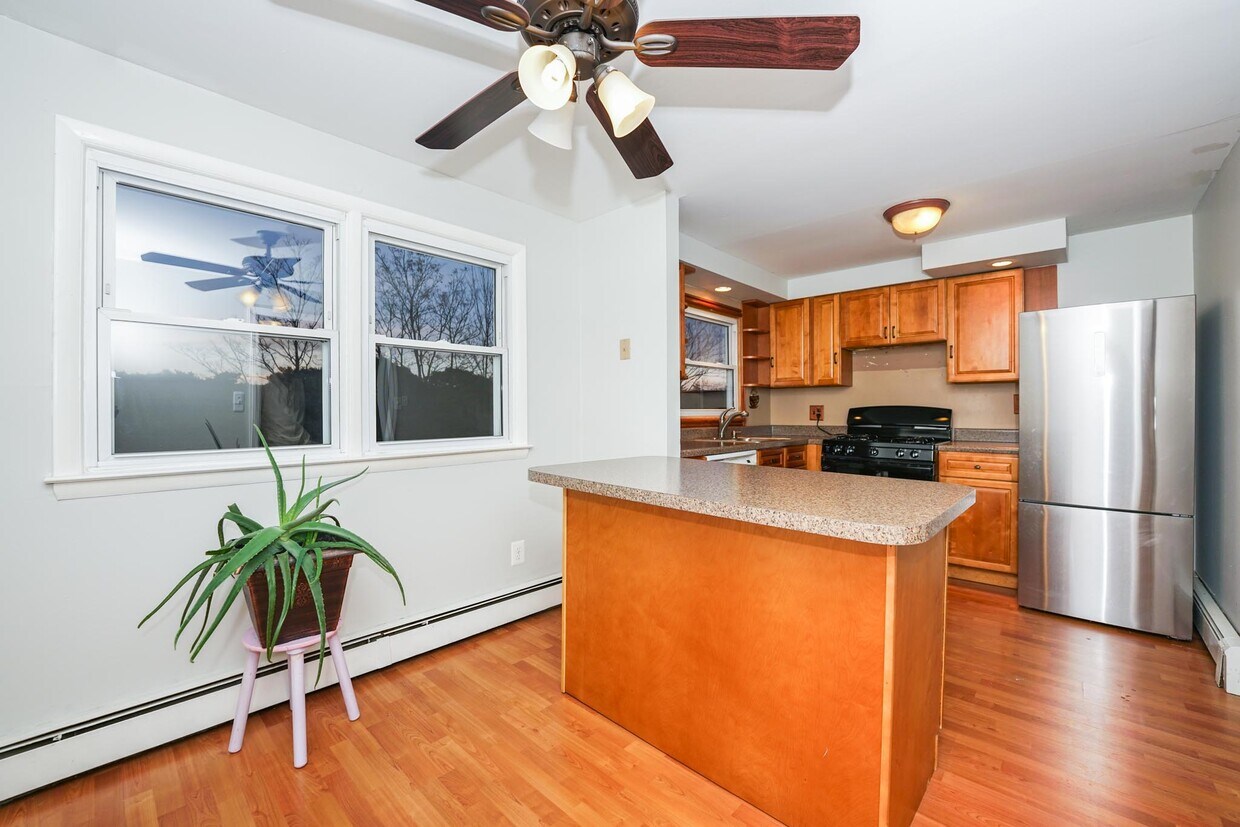 Eat in Kitchen/ breakfast bar - 142 Maple Ave