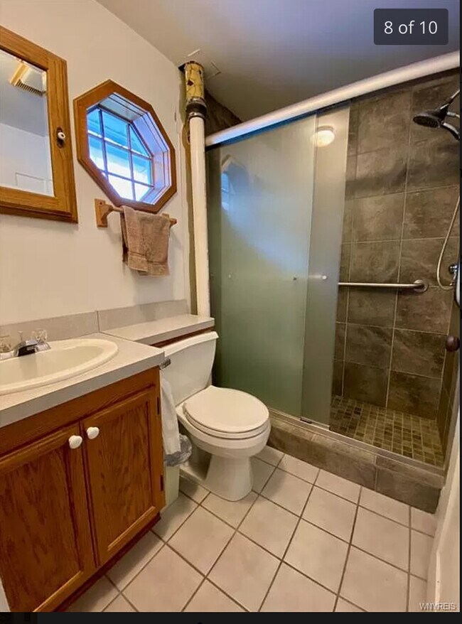 Upstairs bathroom - 552 Persons St