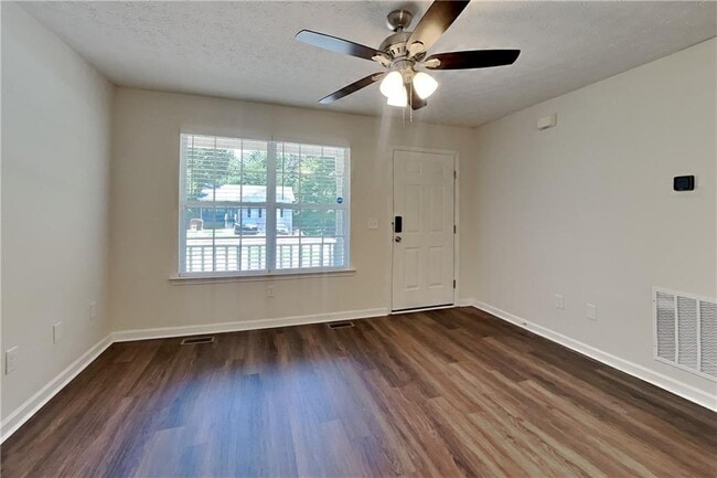 Foto del edificio - 6460 River Hill Dr