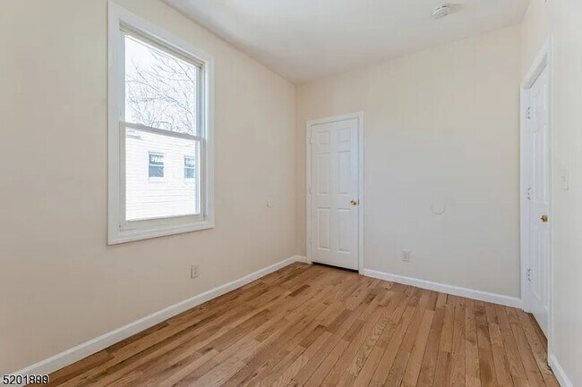 Bed room - 17 Kenmore Ave