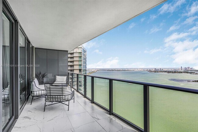 Foto del edificio - 650 NE 32nd St