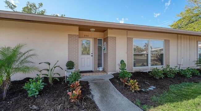 Building Photo - Fully Furnished 3 Bedroom 2 bath Single Fa...