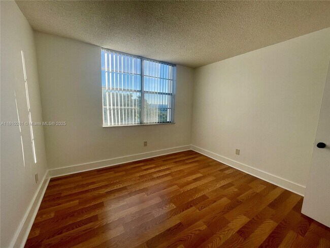Foto del edificio - 492 NW 165th St