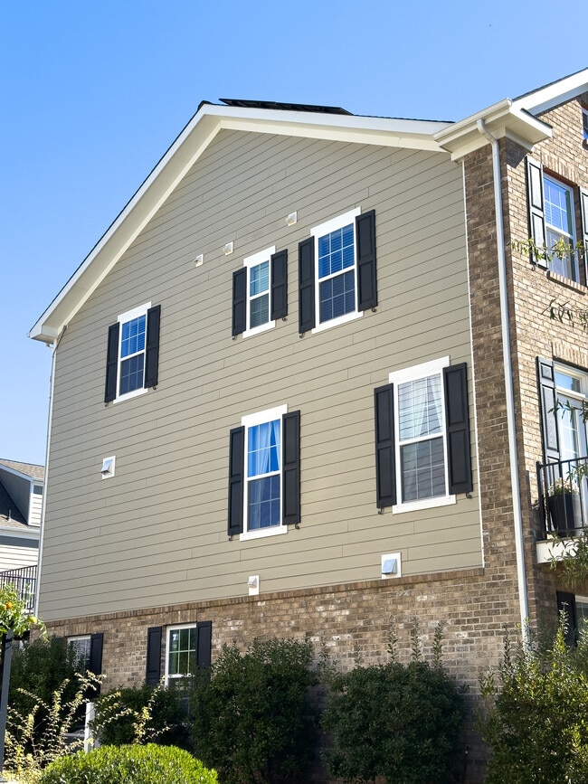 Building Photo - 1058 Old Trail Dr