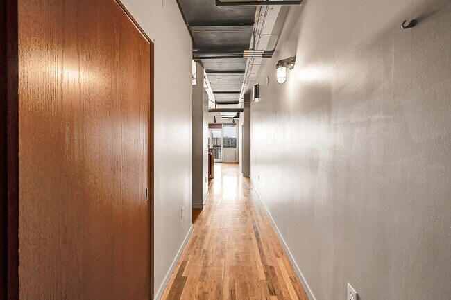 Foto del edificio - $2,000, 1 bed, 1.5 bath located in downtow...