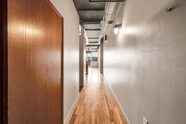 Building Photo - $2,000, 1 bed, 1.5 bath located in downtow...