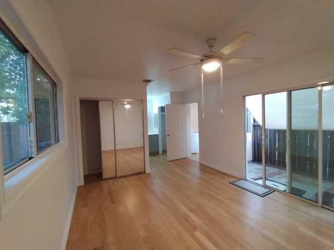 Foto del edificio - 6943 Balcom Ave