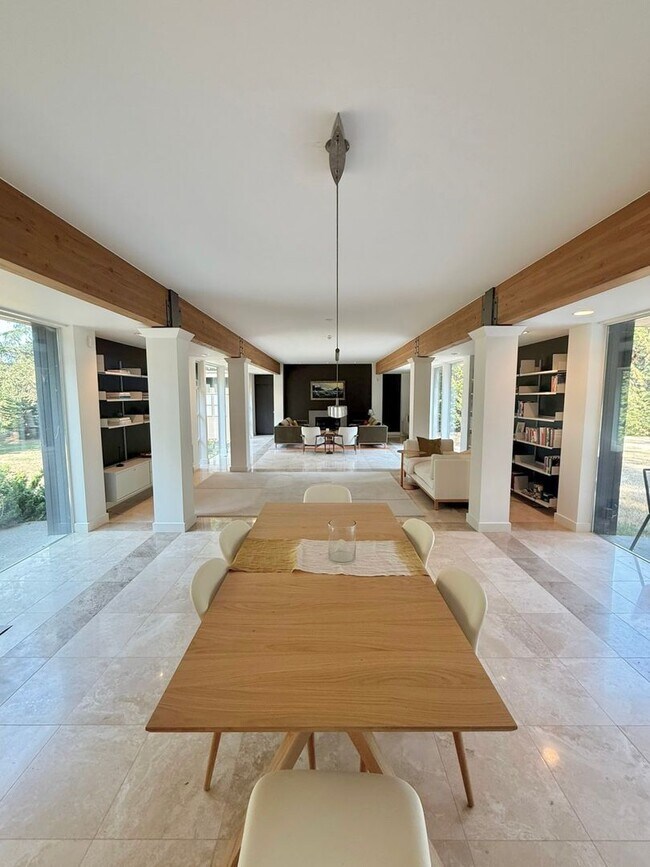 Foto del edificio - Contemporary Estate Retreat on 5 Acres in ...