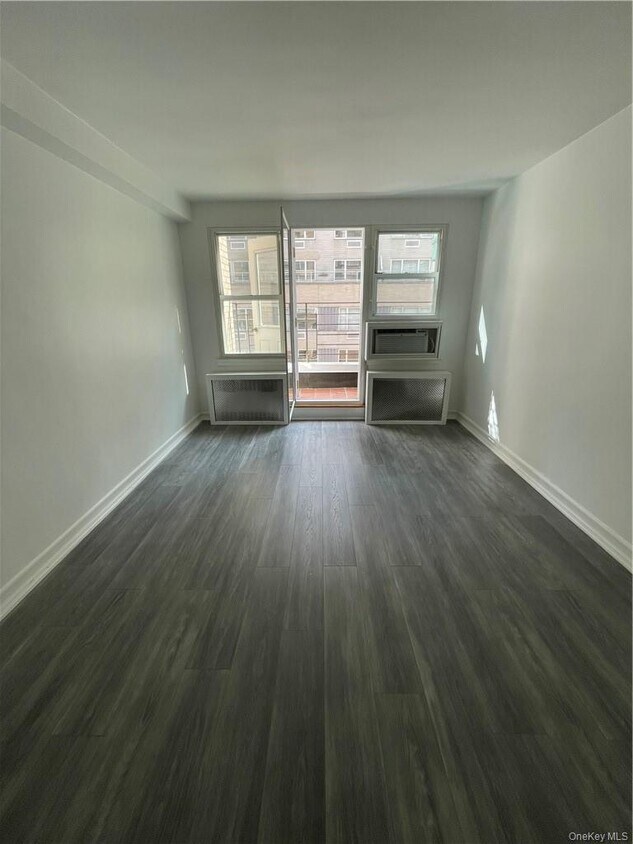 Foto principal - 141 E 55th St