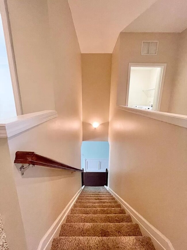 Building Photo - Room for Rent in 3 Bedroom Townhome at Whi...