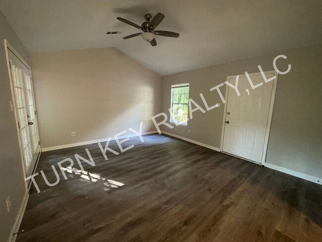 Building Photo - Townhome for rent in Valley Crest Birmingham